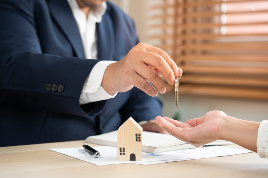 Immobilienmakler und Käufer unterschreiben Kaufvertrag