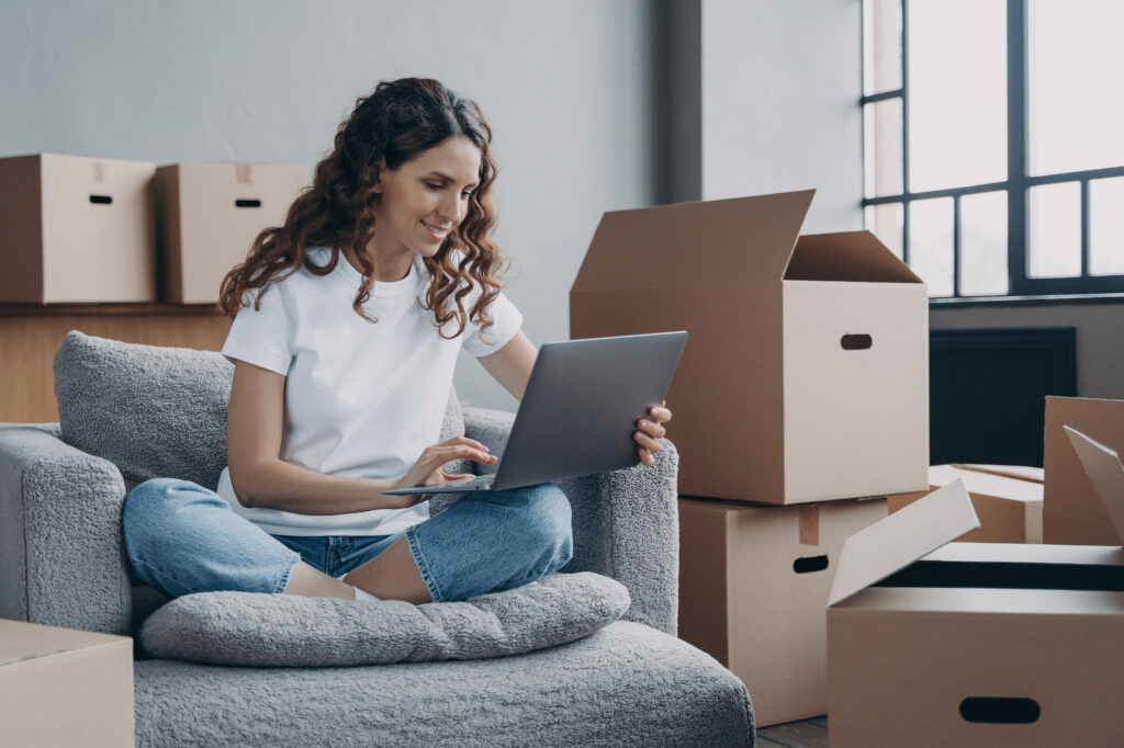 Frau kauft Wohnung online – digitale Immobilienvermittlung