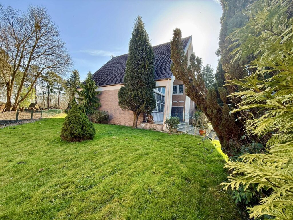Gartenansicht von links