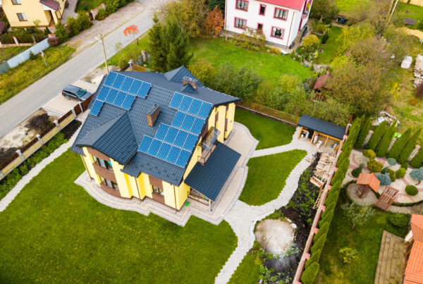 Luftaufnahme Einfamilienhaus mit Solaranlage