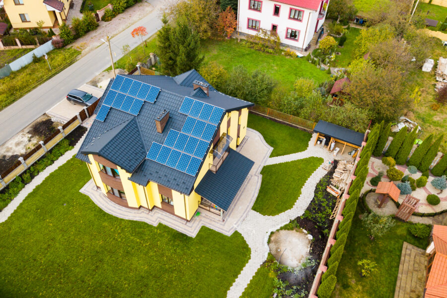 Luftaufnahme Einfamilienhaus mit Solaranlage