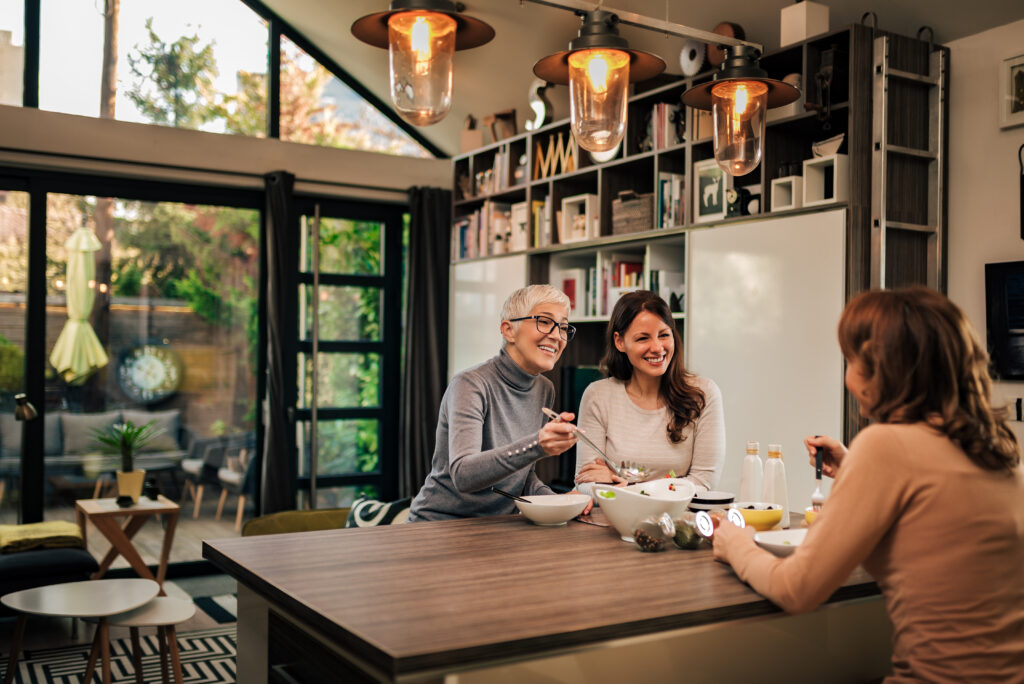 Familienessen – Mehrgenerationenhaus und Wohnen