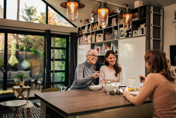 Familienessen – Mehrgenerationenhaus und Wohnen