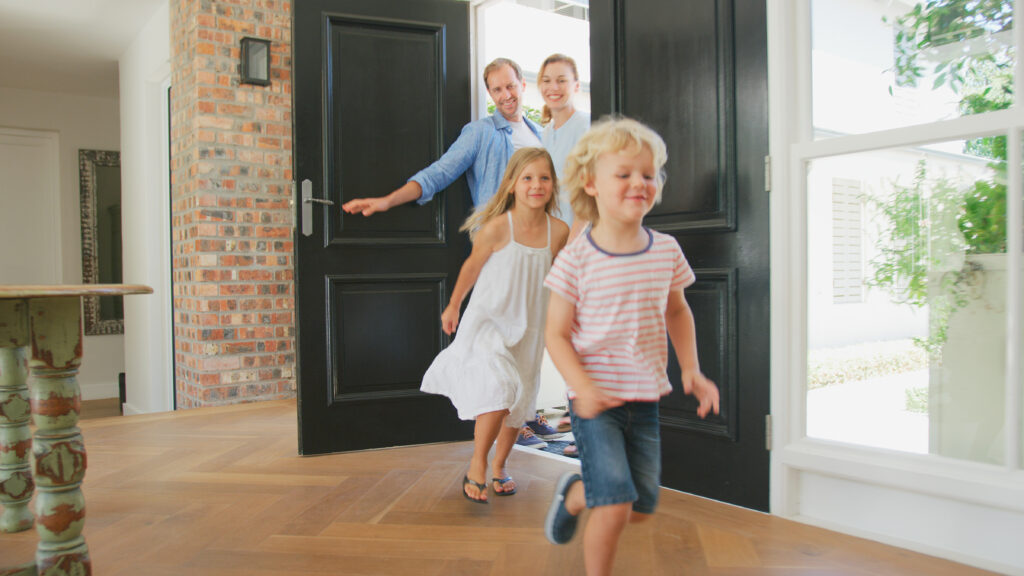 Familie zieht in neues Haus ein – Kinder laufen voraus