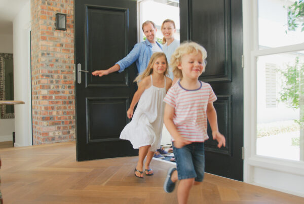 Familie zieht in neues Haus ein – Kinder laufen voraus