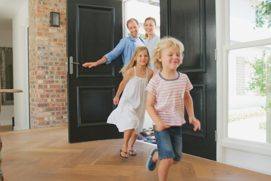 Familie zieht in neues Haus ein – Kinder laufen voraus