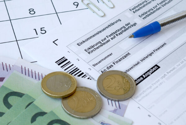 Deutsches Steuerformular mit Euro-Scheinen – Jahressteuergesetz Immobilien