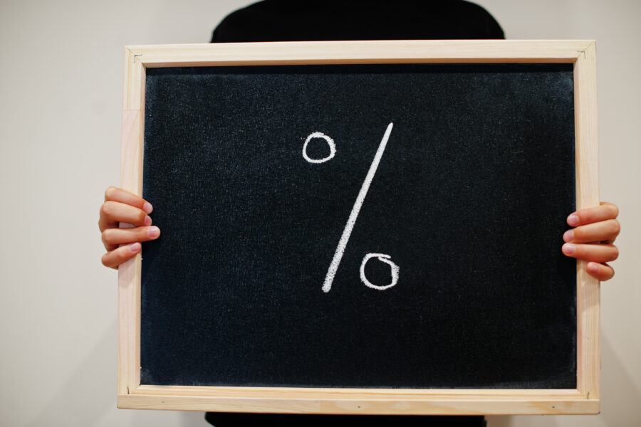 Prozentzeichen auf Tafel – Zinsentwicklung Baufinanzierung