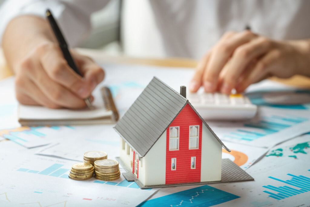 Münzen und Sparschwein – Eigenkapital ansparen für Immobilienkauf