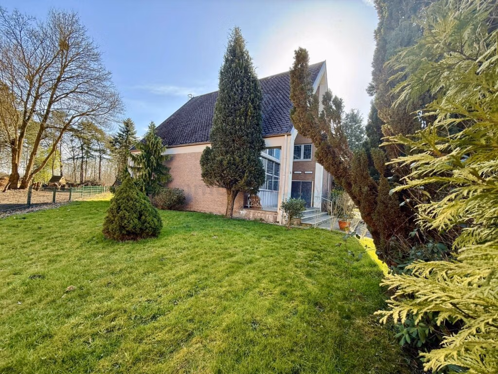 Gartenansicht von links