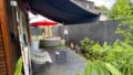 Seitliche Terrasse mit großer Markise