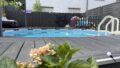 Pool mit umlaufendem Holzdeck