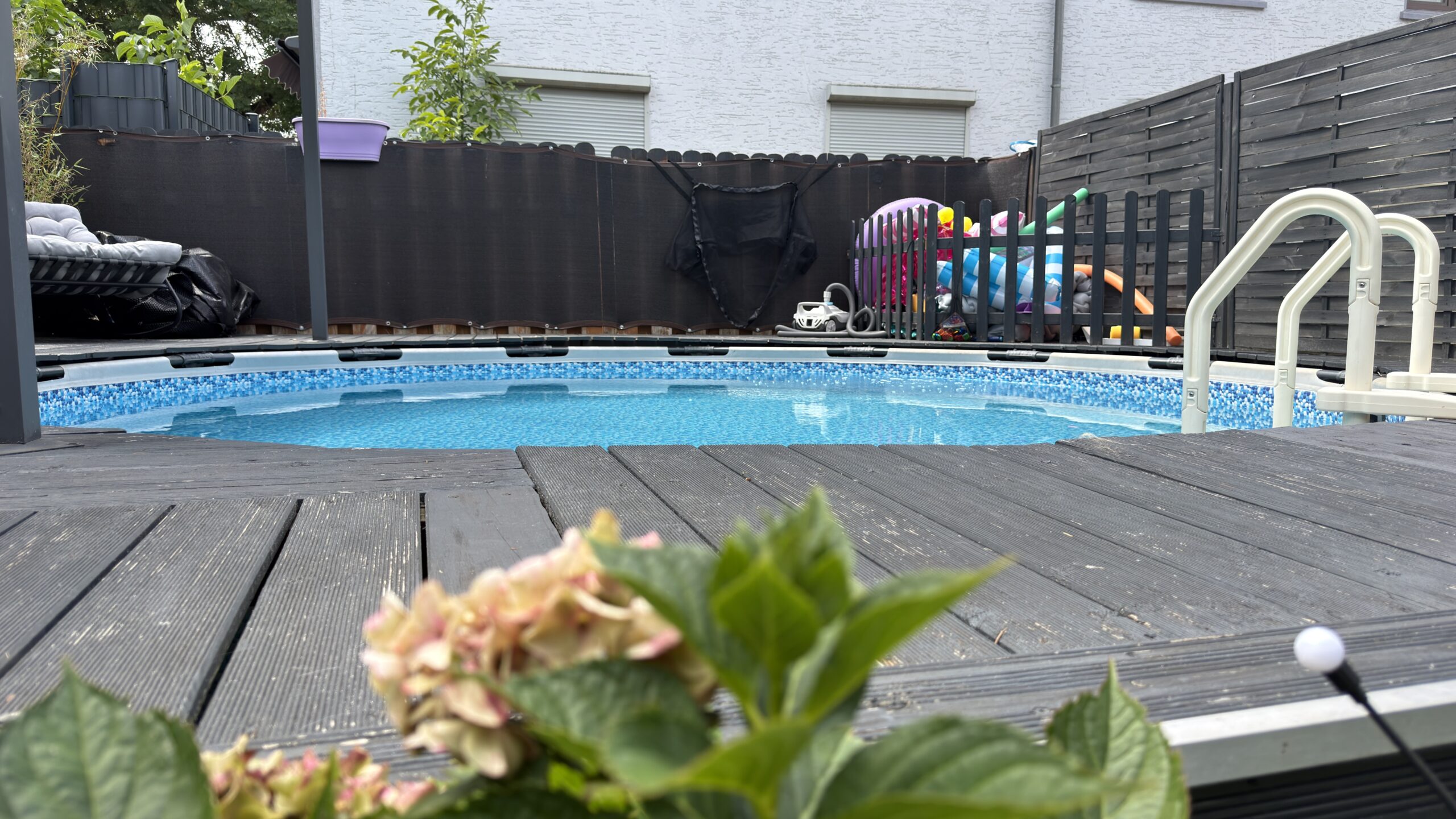 Pool mit umlaufendem Holzdeck
