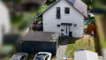 Straßenansicht mit Stellplätzen