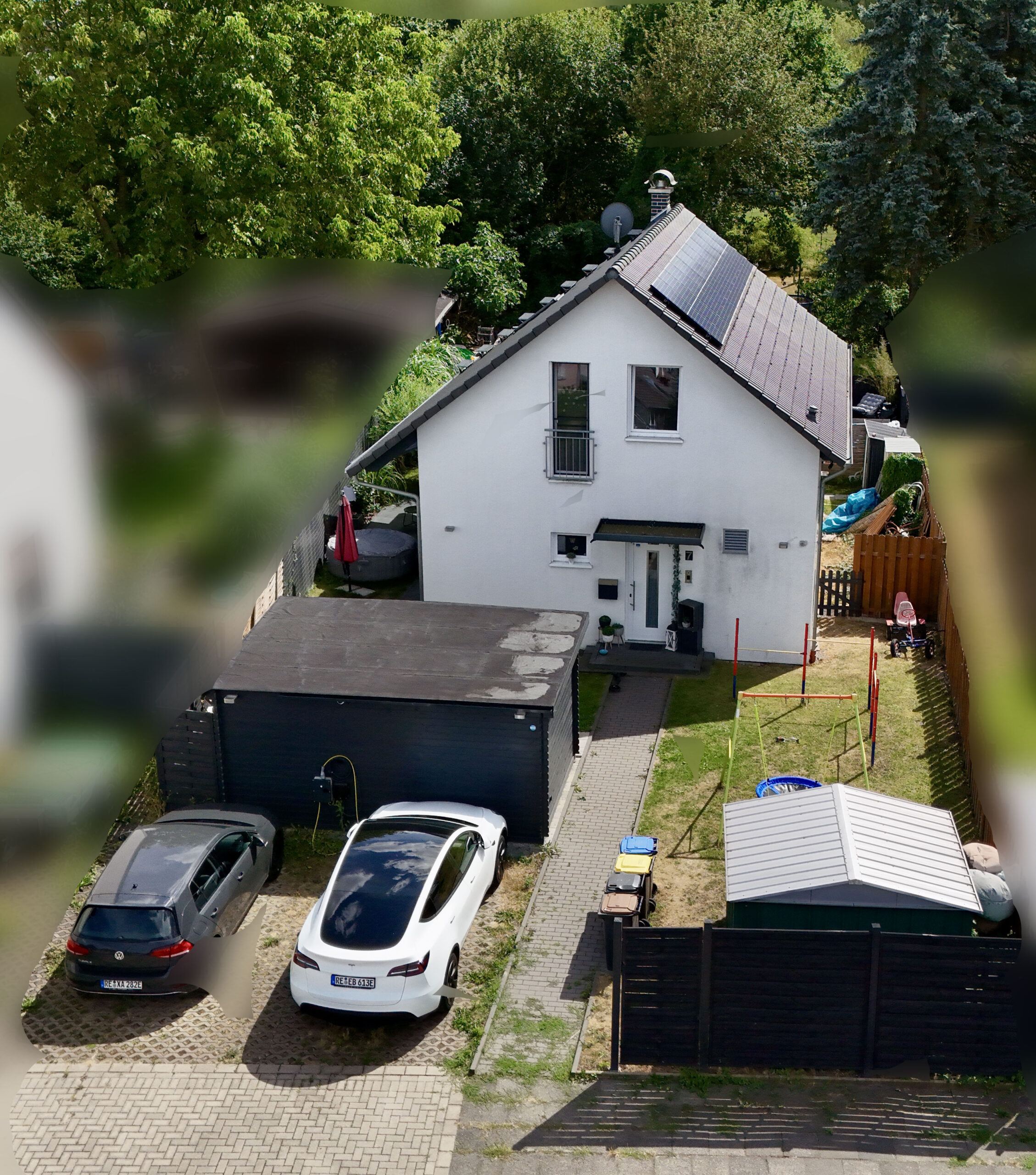 Straßenansicht mit Stellplätzen
